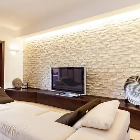 In Mit Moeblierter Terrasse By Interhome דירה וילסימיוס