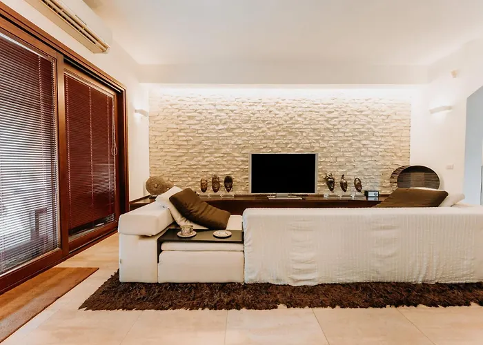 דירה In Mit Moeblierter Terrasse By Interhome וילסימיוס